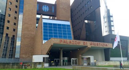 Familiari e cittadini di Viareggio presenti davanti al tribunale di Firenze